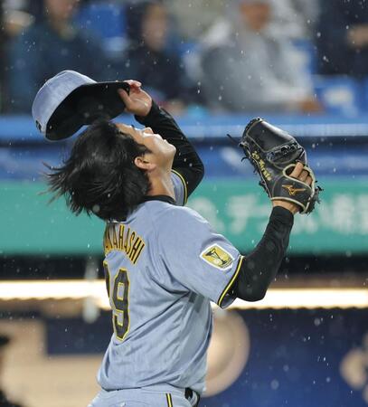 １回、増田に先制打を浴び、失点した高橋（撮影・西岡正）