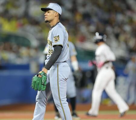 ８回、古賀に押し出し死球を与えたモレッタ（撮影・西岡正）