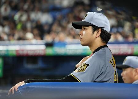 ８回、中継ぎ陣が逆転を許し、戦況を見つめる高橋（撮影・田中太一）