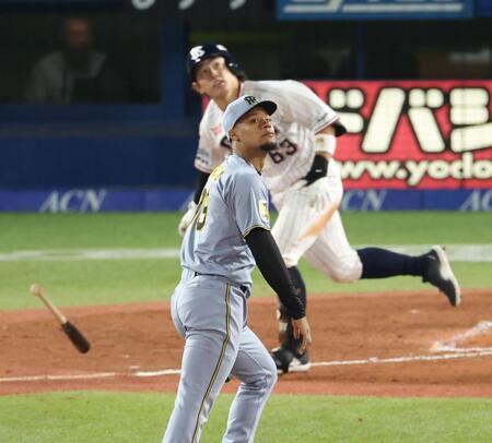 ８回、増田に勝ち越しの中犠飛を浴びるモレッタ（撮影・金田祐二）