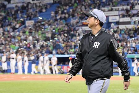ヤクルトに逆転負けを喫し、引き揚げる藤川監督（撮影・田中太一）