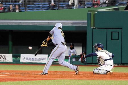 ４回、二塁打を放つ立石