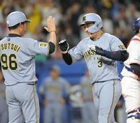 ８回、左越えソロを放ち、笑顔で生還する大山（撮影・西岡正）
