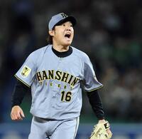 　６回、内山を三振に仕留め、雄たけびを上げる西勇（撮影・田中太一）