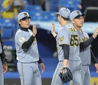 ヤクルトに勝利し、湯浅（右）とタッチを交わす西勇（撮影・西岡正）