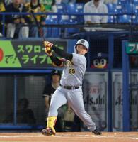 ７回、左越えに２ランを放つ嶋村（撮影・吉澤敬太）