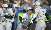 ９回、満弾を放った森下（右から２人目）は佐藤輝（右）に迎えられ歓喜する（撮影・田中太一）