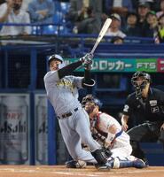 ９回、中越えに満塁本塁打を放つ森下（撮影・吉澤敬太）