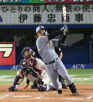 ９回、中越え満塁本塁打を放つ森下（撮影・金田祐二）