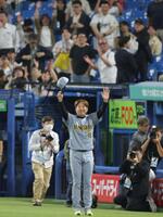 試合後、阪神ファンの歓声に応える西勇（撮影・吉澤敬太）
