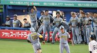 ７回、代打・阪神・嶋村の２ランに喜ぶ阪神ベンチ＝１２日