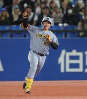 ７回、左越えに２ランを放ちダイヤモンドを回る嶋村＝１２日