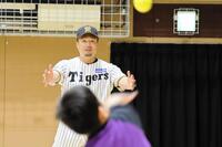 子供とキャッチボールする秋山ＢＡ（中央）