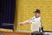 バットスイングを実演する秋山ＢＡ