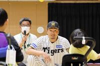 子供たちとのキャッチボールを楽しむ秋山ＢＡ（中央）