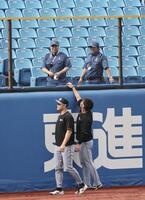 左翼ネットを確認する佐藤輝と桐敷（撮影・田中太一）