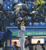 １回、ヤクルトに先制を許した高橋（撮影・棚橋慶太）
