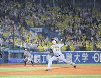 一回、激しい雨の中、力投する高橋（撮影・西岡正）