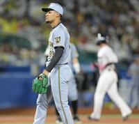 ８回、古賀に押し出し死球を与えたモレッタ（撮影・西岡正）