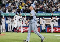 ８回、石井に同点適時打を許す桐敷（撮影・田中太一）