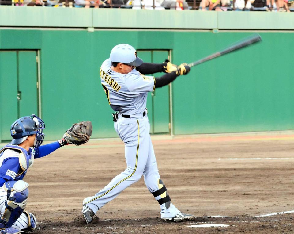 　２回、左前打を放つ立石（撮影・藤丸紘生）　