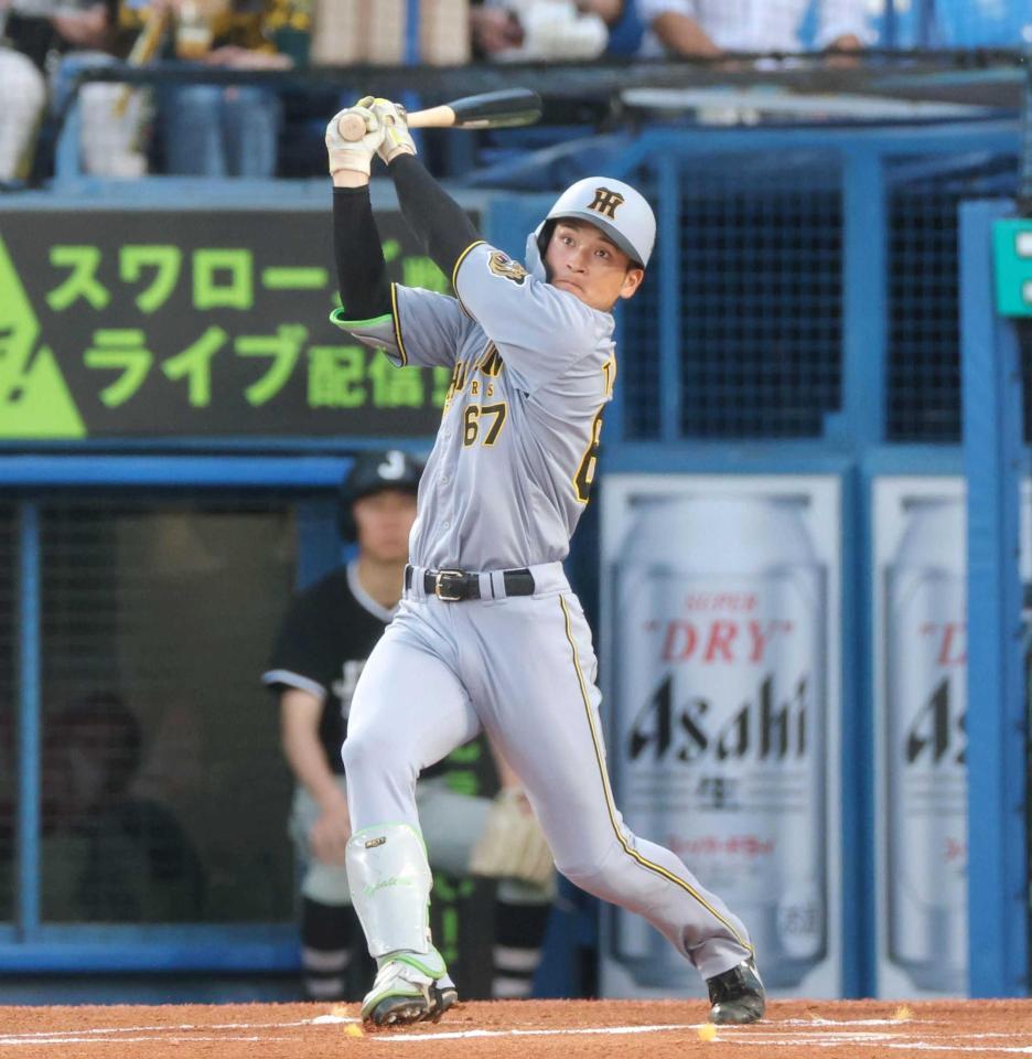 　１回、先頭打者弾を放つ高寺（撮影・吉澤敬太）