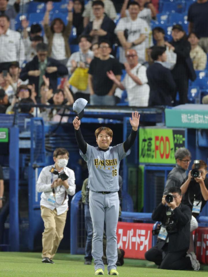 試合後、阪神ファンの歓声に応える西勇（撮影・吉澤敬太）