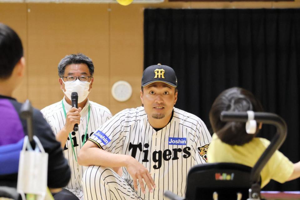 子供たちとのキャッチボールを楽しむ秋山ＢＡ（中央）