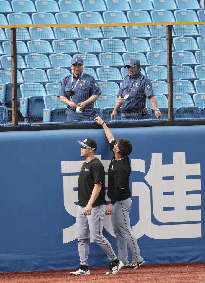左翼ネットを確認する佐藤輝と桐敷（撮影・田中太一）