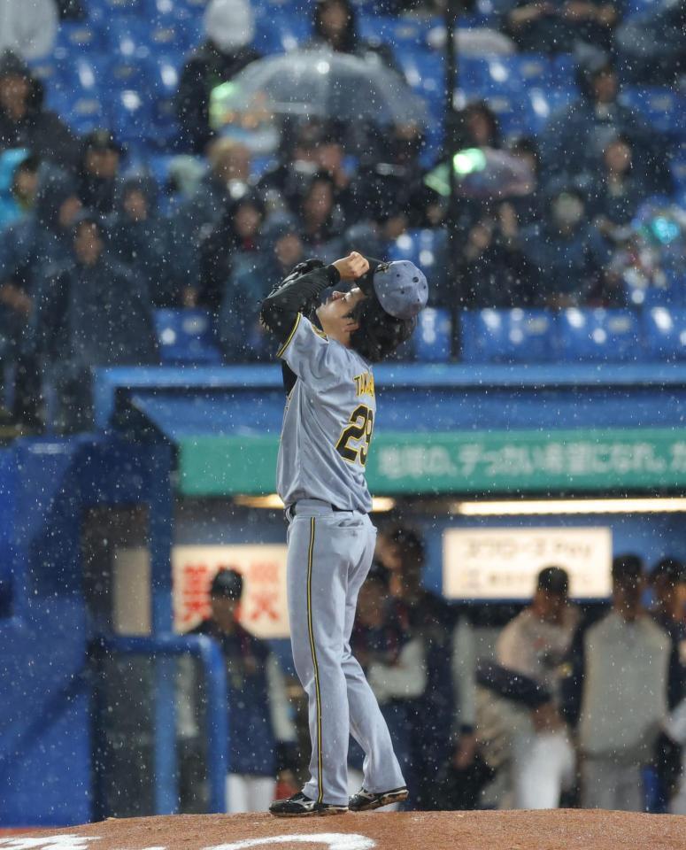 １回、ヤクルトに先制を許した高橋（撮影・棚橋慶太）