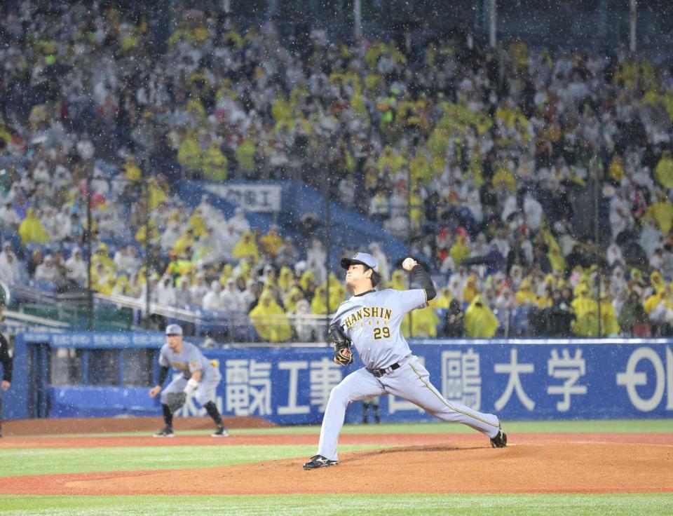 一回、激しい雨の中、力投する高橋（撮影・西岡正）