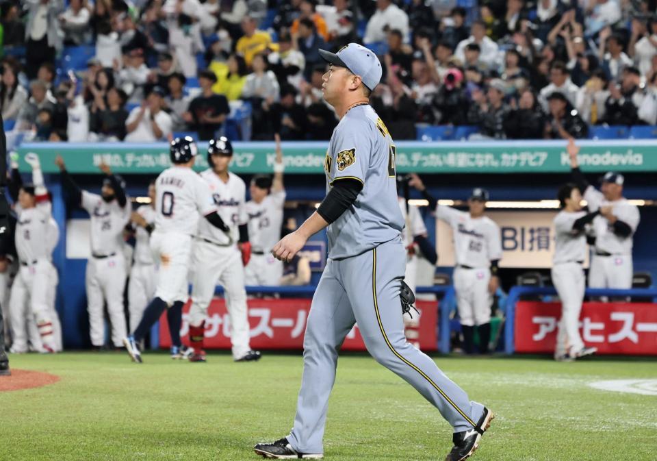 ８回、石井に同点適時打を許す桐敷（撮影・田中太一）