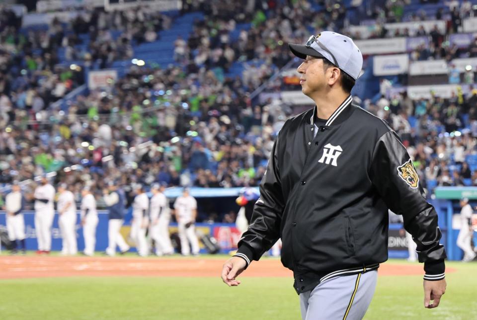 ヤクルトに逆転負けを喫し、引き揚げる藤川監督（撮影・田中太一）