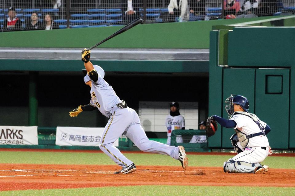 ４回、二塁打を放つ立石