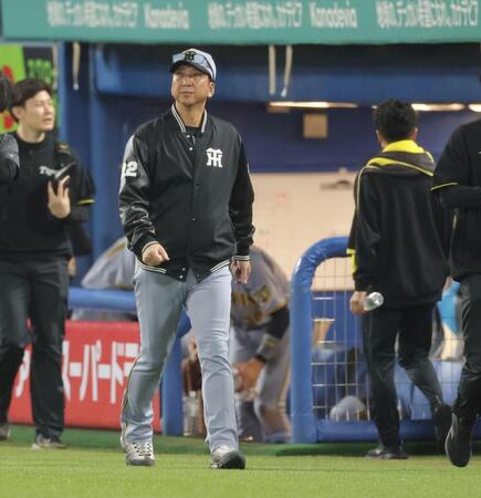 球場を引き揚げる藤川監督（撮影・棚橋慶太）