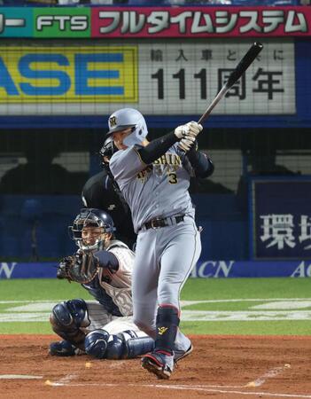 ３回、同点適時二塁打を放つ大山（撮影・金田祐二）