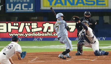 ３回、頭部付近のボールをよける中野（撮影・金田祐二）