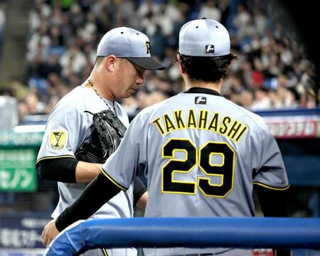　８回途中で降板する桐敷。手前は高橋（撮影・田中太一）