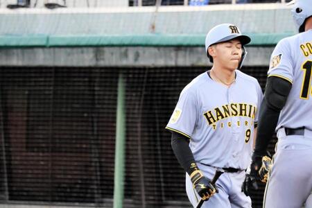 ２回、見逃し三振に倒れ、ベンチに戻る立石