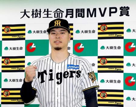 　３、４月度の大樹生命月間ＭＶＰ賞を受賞した佐藤輝（撮影・西田忠信）