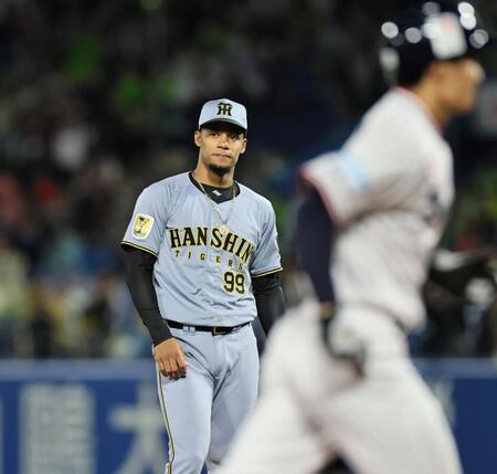 １３日のヤクルト戦で８回、押し出し死球を追加点を許すモレッタ（撮影・田中太一）