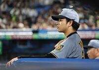 　８回、中継ぎ陣が逆転を許し戦況を見つめる高橋（撮影・田中太一）