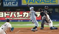 ３回、頭部付近のボールをよける中野（撮影・金田祐二）