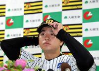 　記者会見に臨む高橋（撮影・山口登）