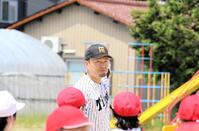校庭でベースボール型授業を行う秋山ＢＡ