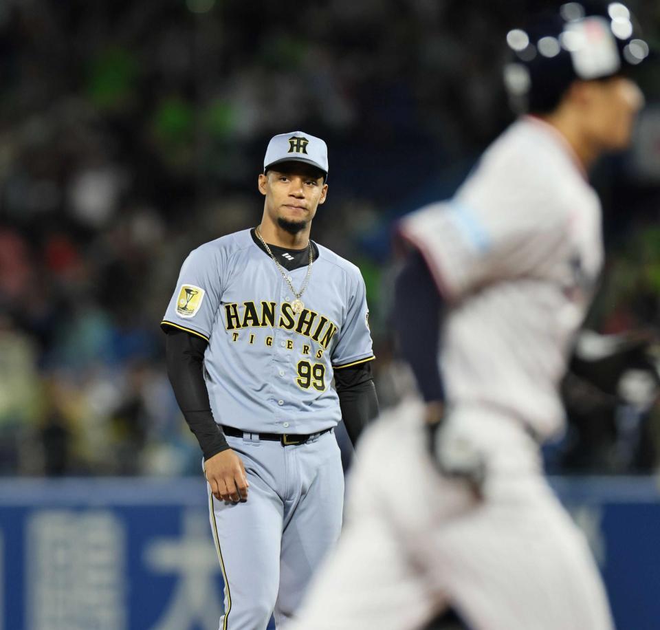 　８回、押し出しとなる死球を与え勝ち越しを許すモレッタ（撮影・田中太一）