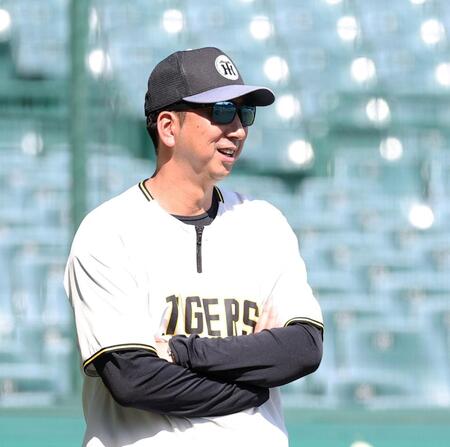 明るい表情で全体練習を見る藤川監督（撮影・西田忠信）