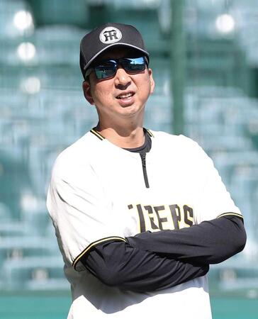 　練習を見守る藤川監督（撮影・西田忠信）
