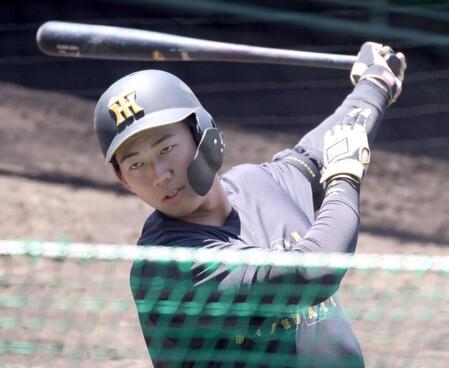 ティー打撃をする立石（撮影・坂部計介）