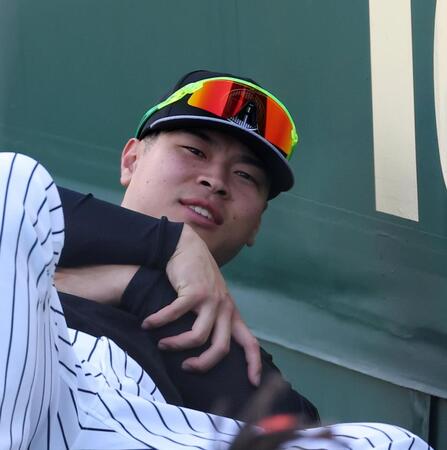 外野でストレッチをする佐藤輝（撮影・西田忠信）